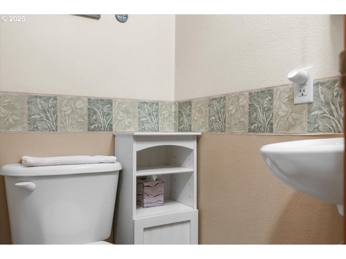 939 Buckhorn Road Roseburg, OR 97470 - Photo 12 of 35 a bathroom with a toilet and a sink