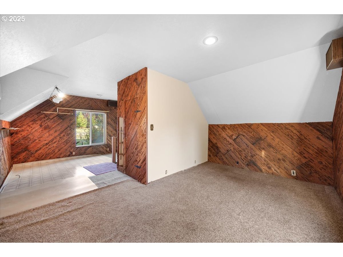 939 Buckhorn Road Roseburg, OR 97470 - Photo 18 of 35 a view of an empty room