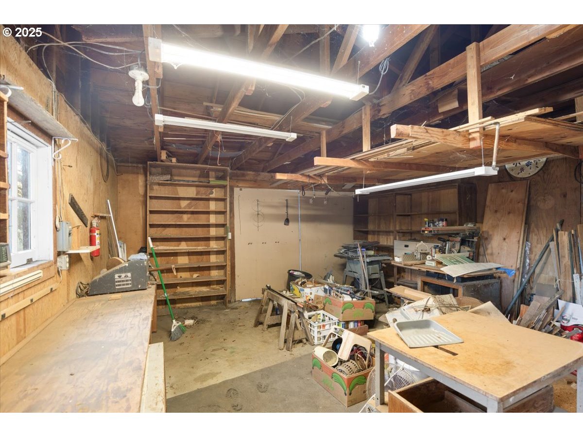 939 Buckhorn Road Roseburg, OR 97470 - Photo 23 of 35 a room with lots of wooden furniture