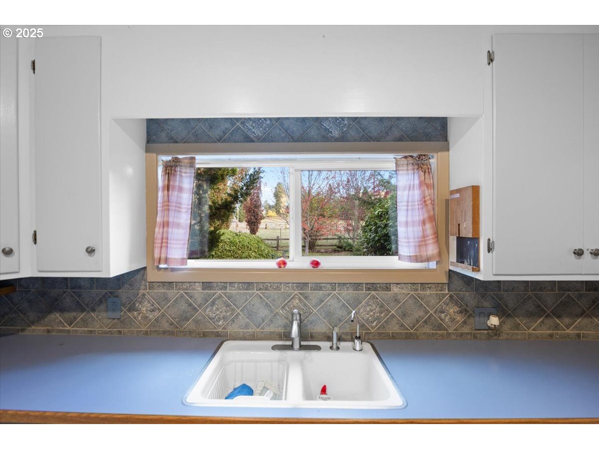 939 Buckhorn Road Roseburg, OR 97470 - Photo 10 of 35 a view of a living room cabinets