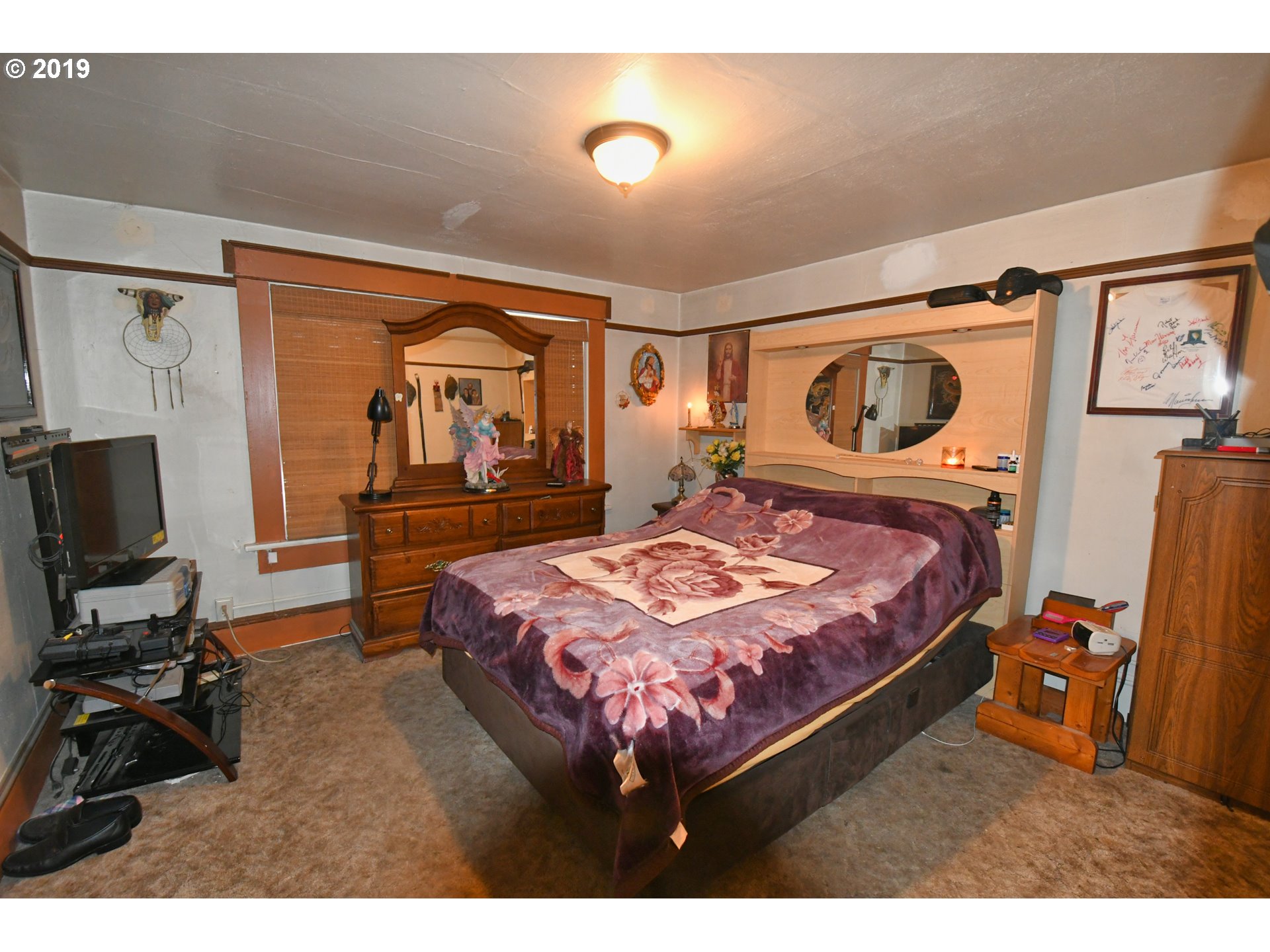 324 Southwest 2nd Street Pendleton, OR 97801 - Photo 27 of 32 a bedroom with a bed and a flat tv screen on the dresser