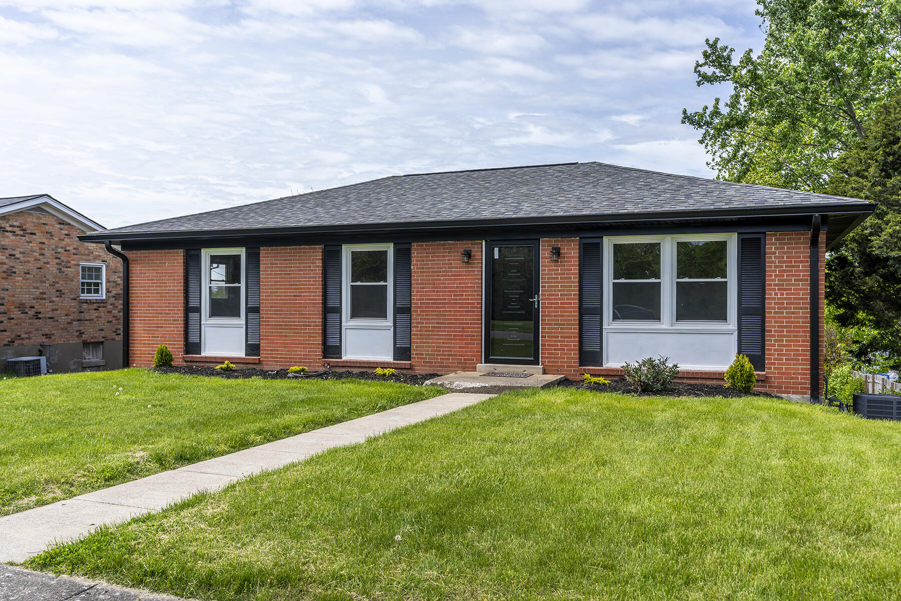 676 Kingston Road Lexington, KY 40505 - Photo 3 of 31 676king03