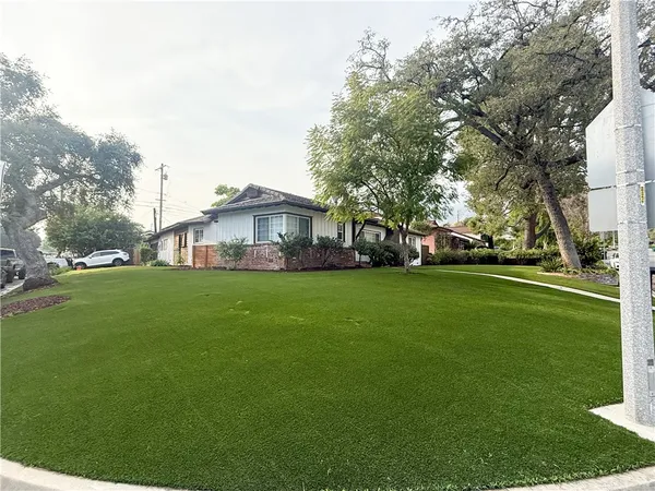 a view of house with a big yard