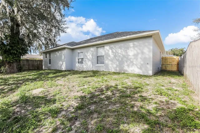 a view of a house with backyard