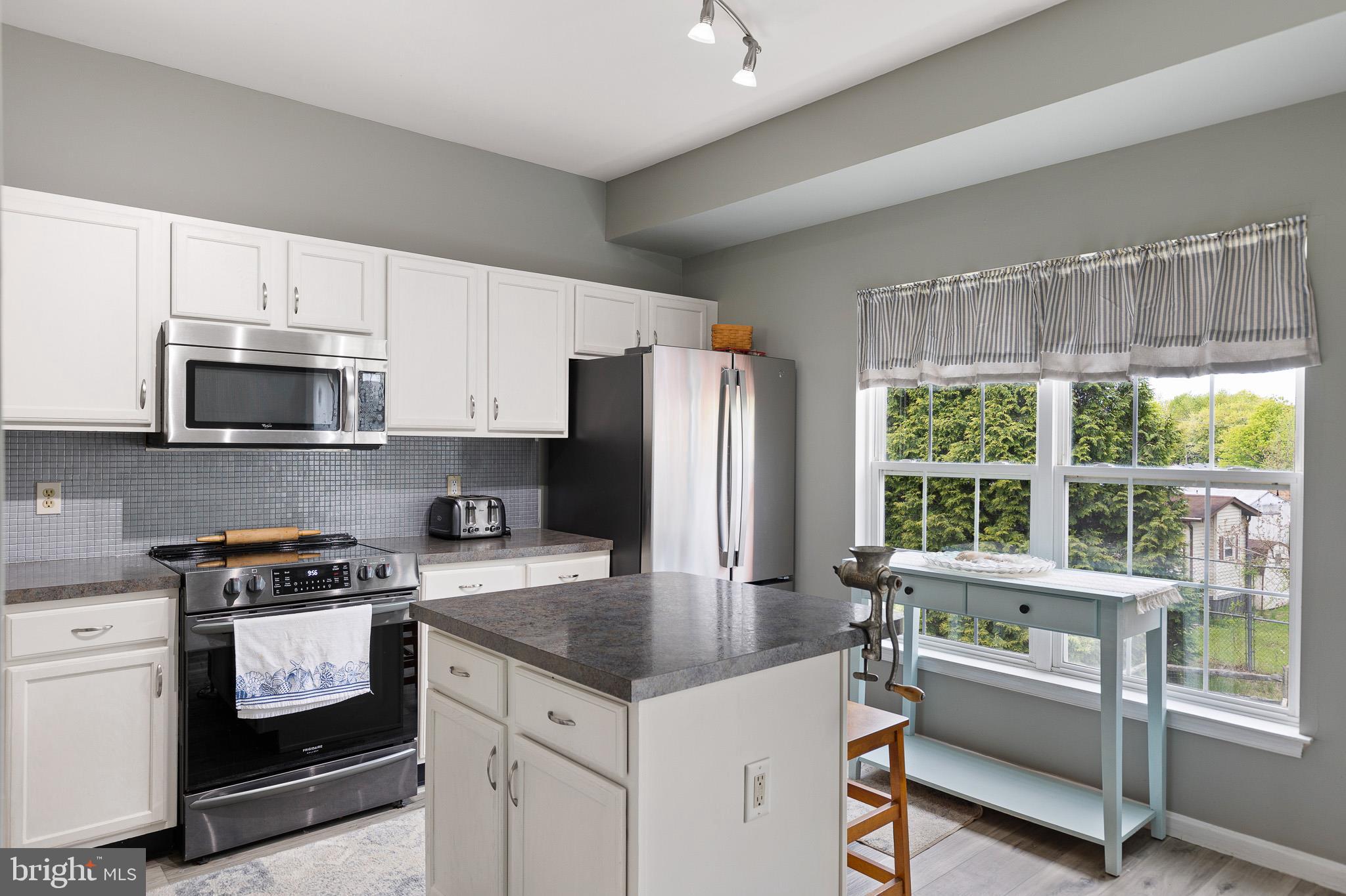 16 Highland Circle Newark, DE 19713 - Photo 4 of 20 a kitchen with granite countertop a stove a sink and a refrigerator