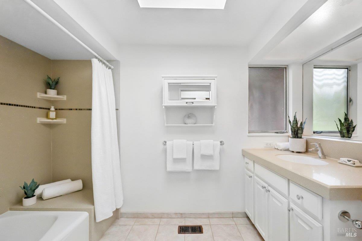 42 Underhill Road Mill Valley, CA 94941 - Photo 40 of 76 Upstairs hall bathroom near bedrooms #2 and #3