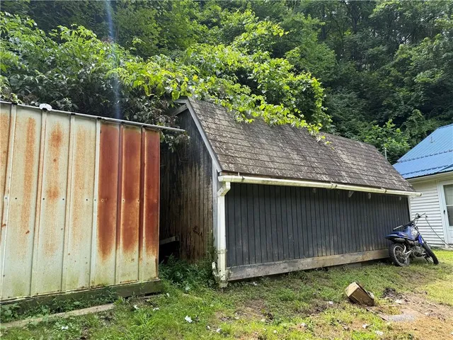 a view of a backyard