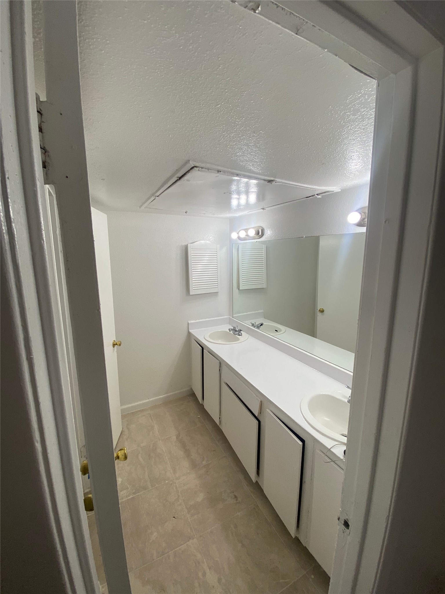 6200 West Tidwell Road, Unit 705 Houston, TX 77092 - Photo 12 of 12 a view of hallway with washer and dryer
