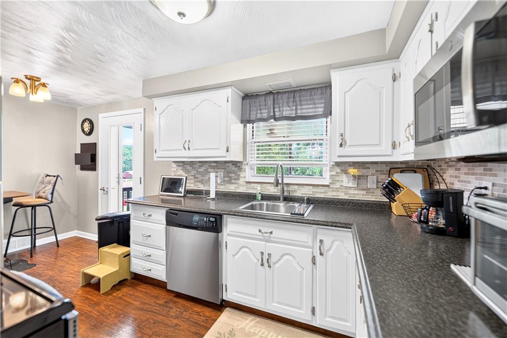 304 Duncan Station Road McKeesport, PA 15135 - Photo 5 of 30 LIGHT AND BRIGHT KITCHEN~