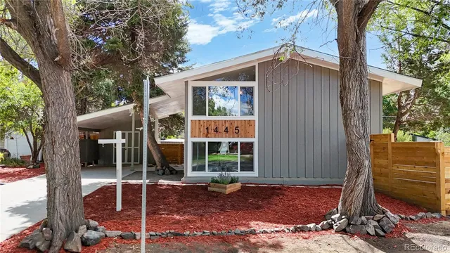 a view of a house with backyard