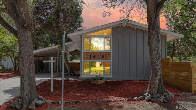 a view of a house with backyard