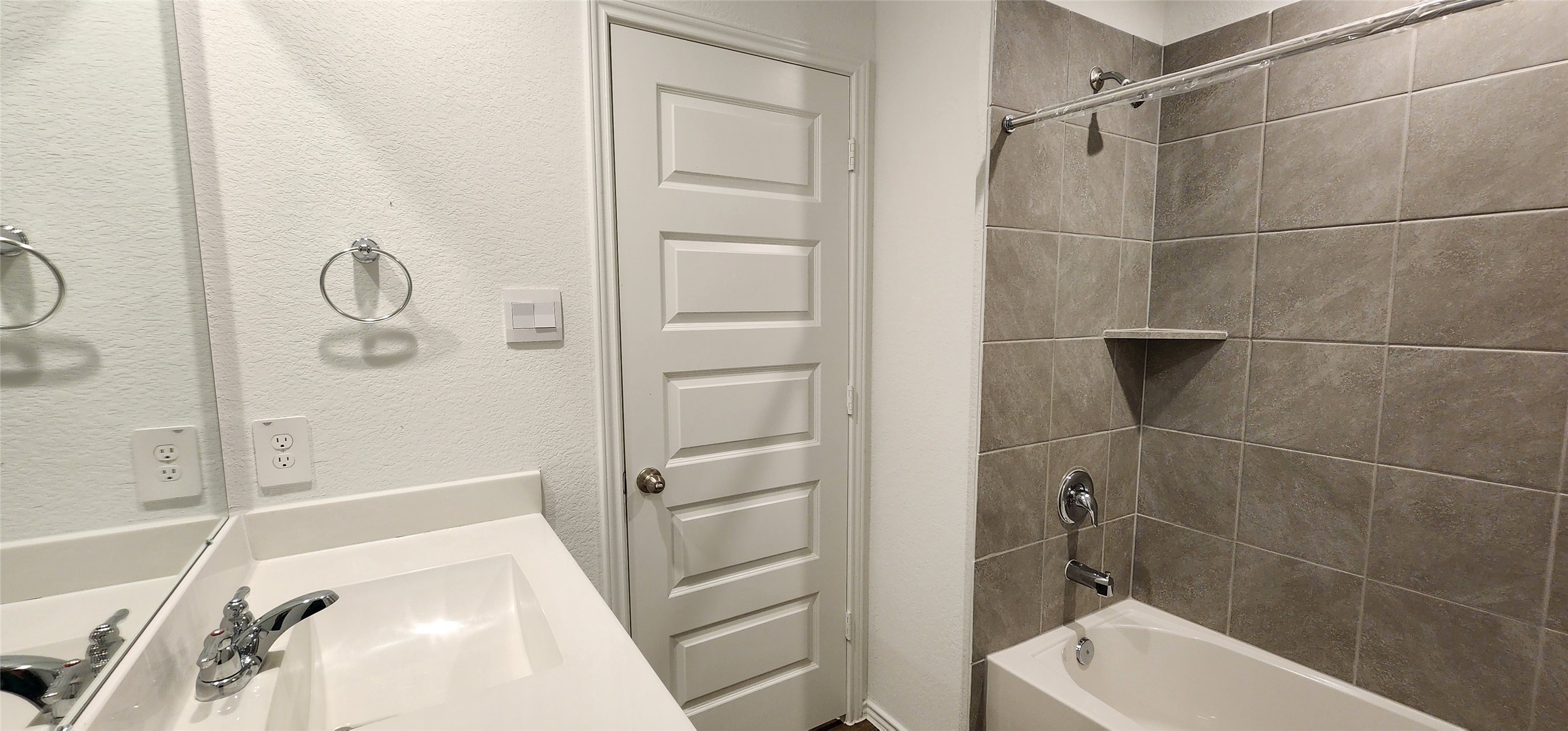 3610 Lanercost Lane Fulshear, TX 77441 - Photo 31 of 38 Hall bathroom