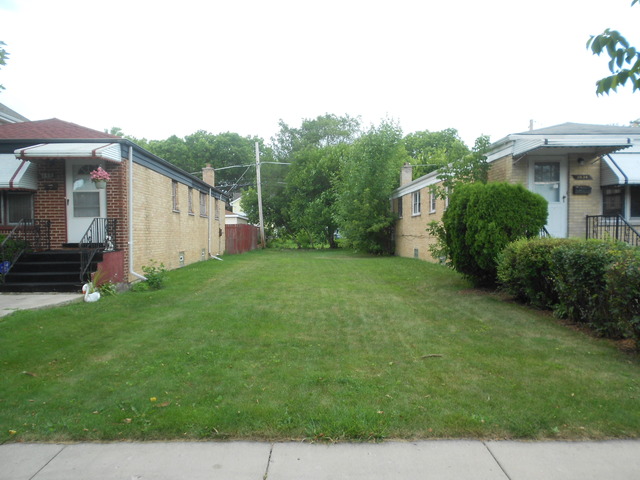 a view of a house with backyard