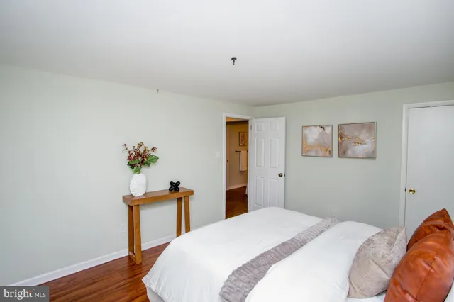 a view of livingroom with furniture