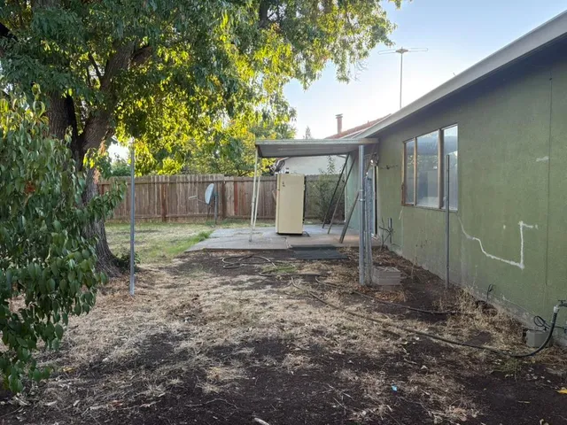 a view of a backyard