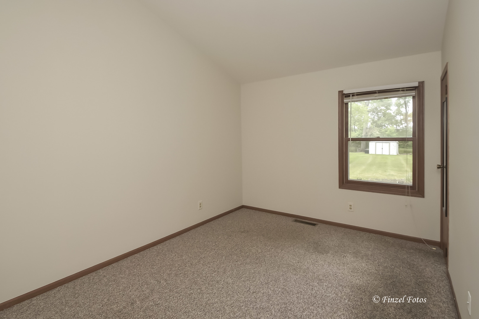 418 Kent Road McHenry, IL 60051 - Photo 8 of 17