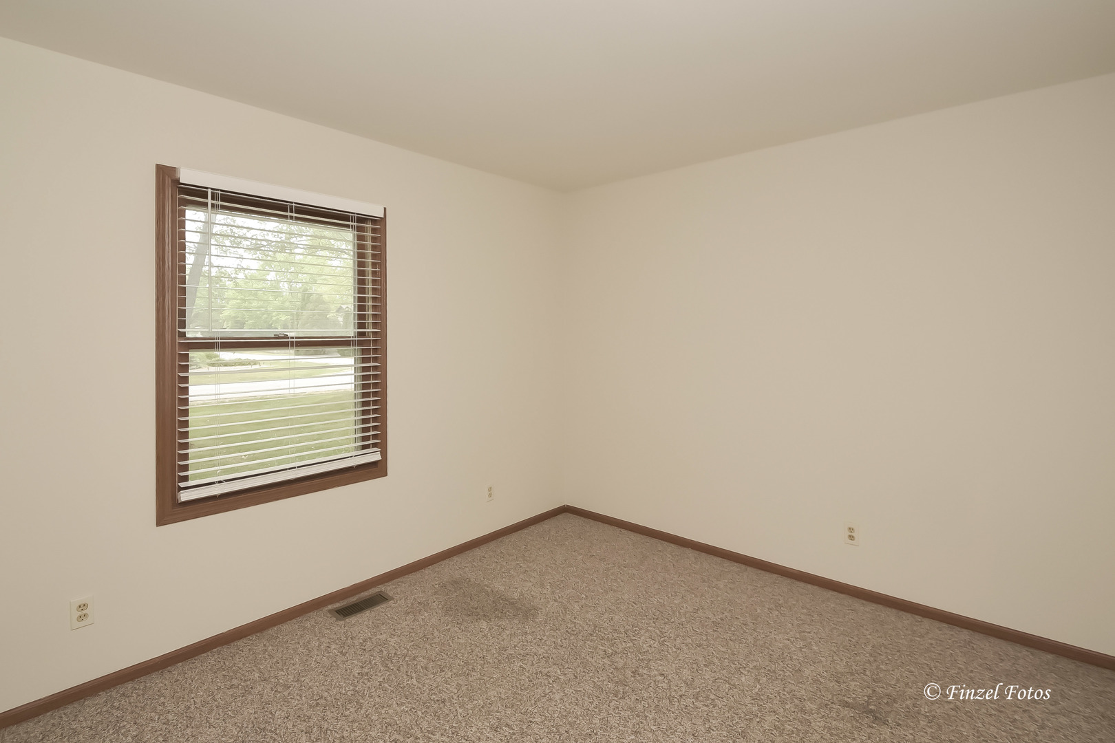 418 Kent Road McHenry, IL 60051 - Photo 10 of 17