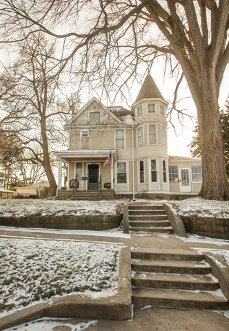 $185,000 | 1023 South Peoria Avenue, Dixon, IL 61021