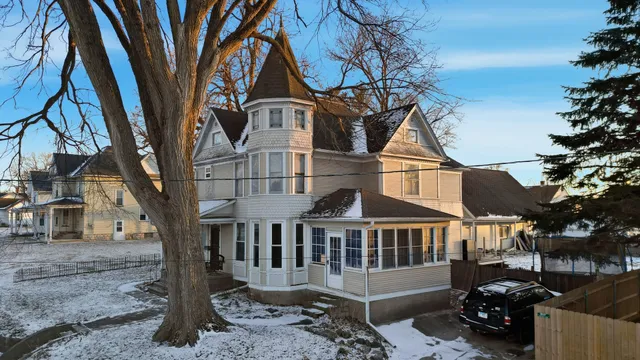 $185,000 | 1023 South Peoria Avenue, Dixon, IL 61021