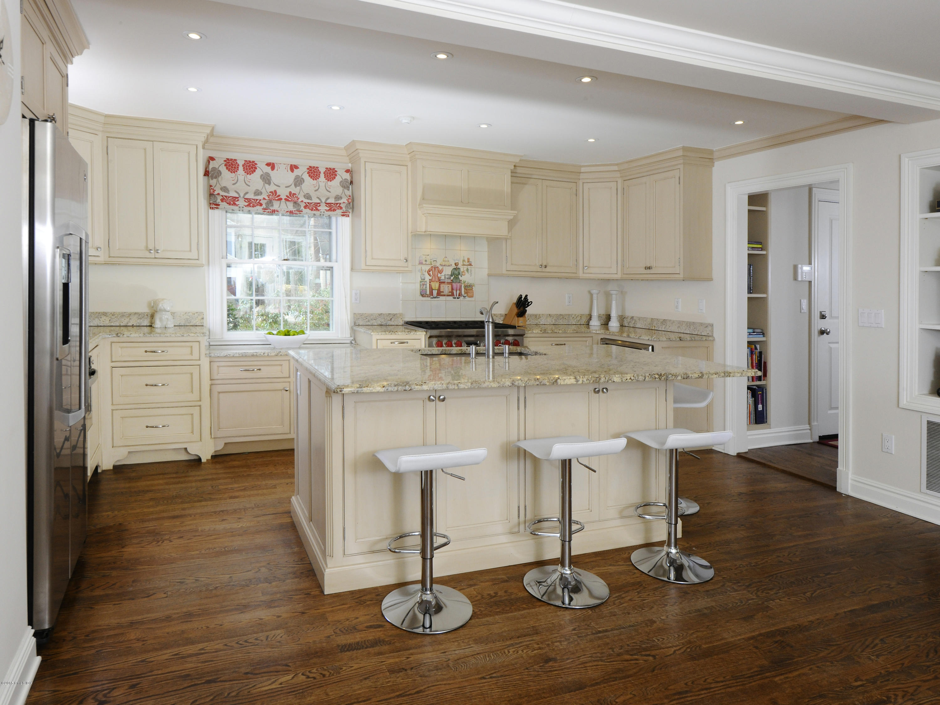 7 Druid Lane Riverside, CT 06878 - Photo 9 of 25 9 Gourmet Kitchen.jpg