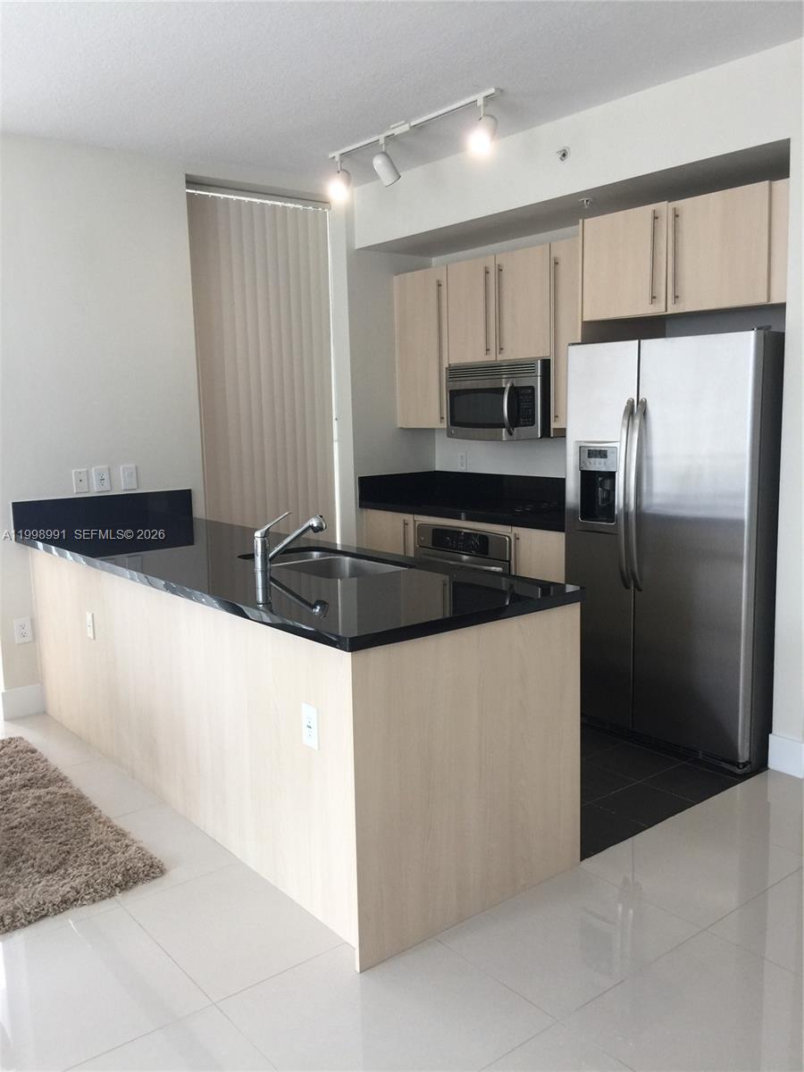 79 Southwest 12th Street, Unit 1406S Miami, FL 33130 - Photo 3 of 20