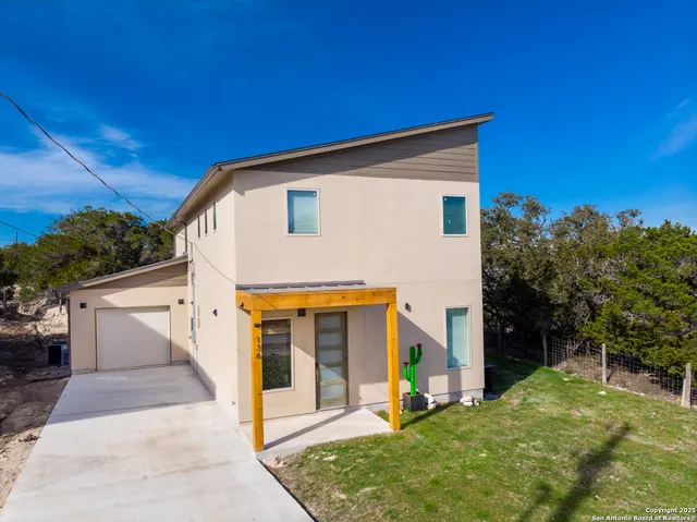 a view of a house with backyard