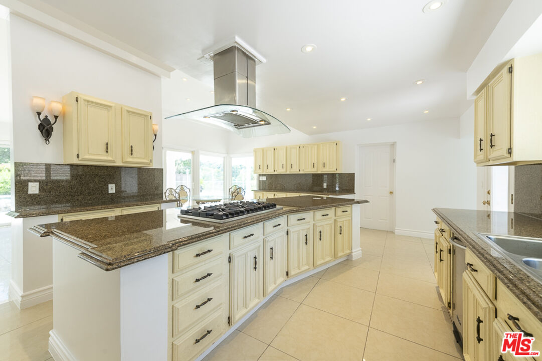 16379 Meadow Ridge Road West Encino, CA 91436 - Photo 9 of 36