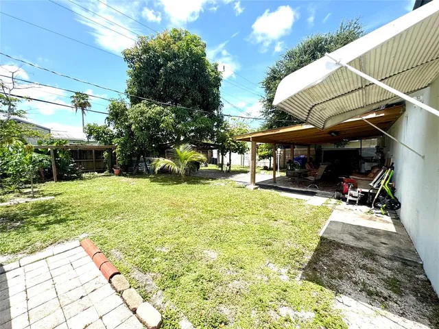 a view of a backyard