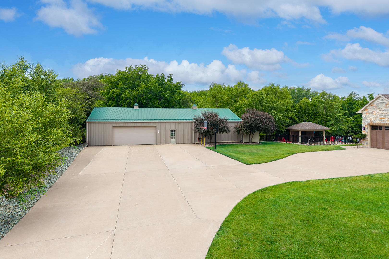 4580 Tanglewood Road Bettendorf, IA 52722 - Photo 2 of 76