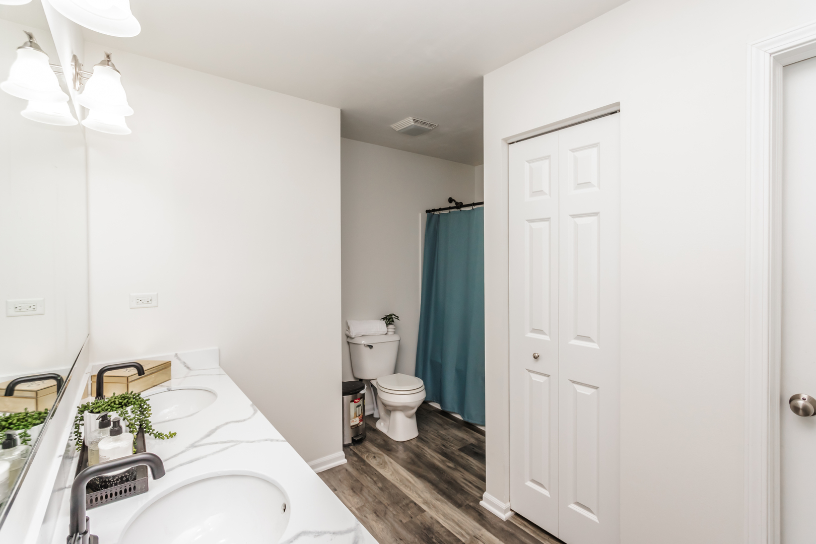 2928 Church Road Aurora, IL 60502 - Photo 20 of 29 a bathroom with a sink toilet and shower