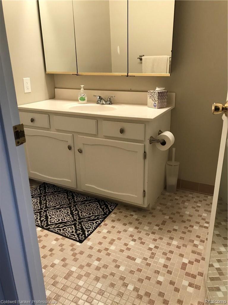 1798 Reis Court Rochester, MI 48309 - Photo 21 of 22 Master Bathroom