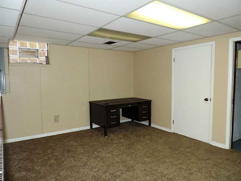 141 Techview Terrace Pittsburgh, PA 15213 - Photo 10 of 25 a room with a bed and a window