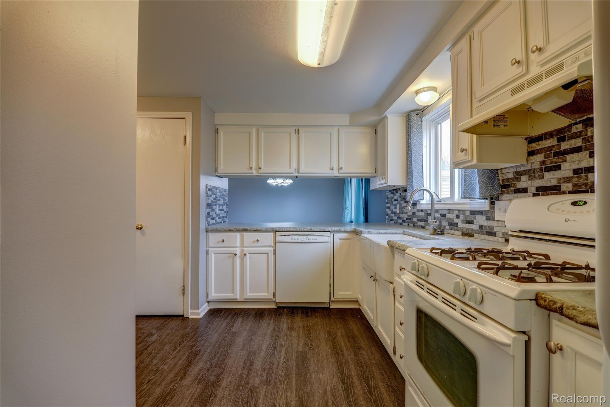 8075 Fenton Road Grand Blanc, MI 48439 - Photo 6 of 19 Interior 14.jpg