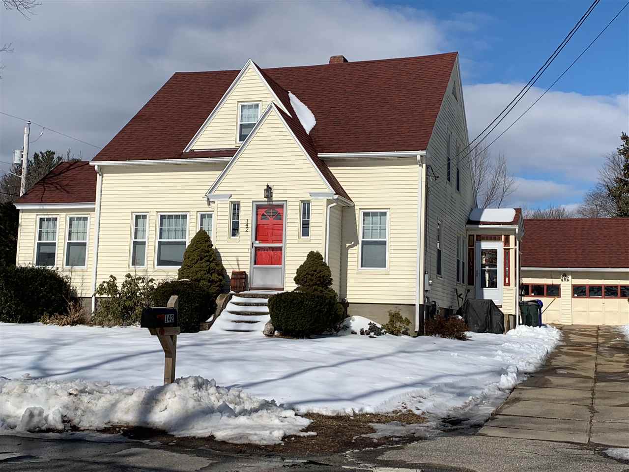 142 Island Pond Road Manchester, NH 03109 - Photo 3 of 34 Gallery Image 3