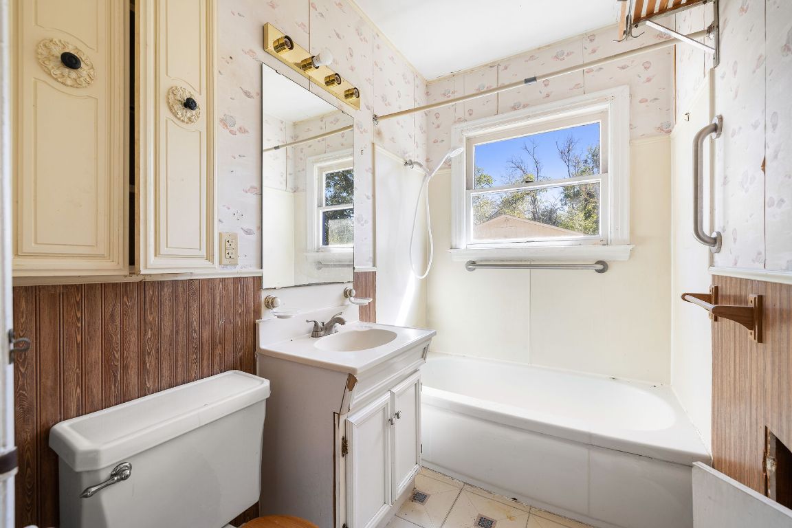 4419 Clawson Road Austin, TX 78704 - Photo 19 of 24 a bathroom with a sink a toilet and a bathtub