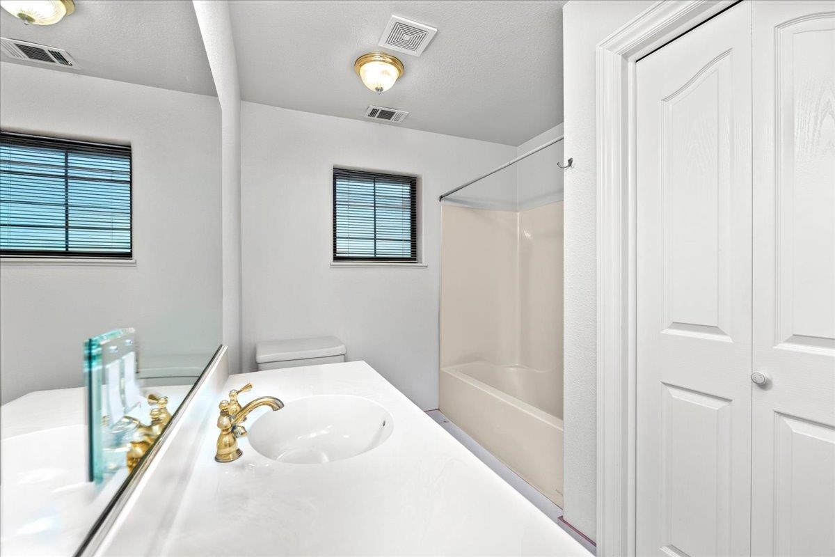 4616 Freelove Road Oakdale, CA 95361 - Photo 25 of 86 a bathroom with a bathtub and shower