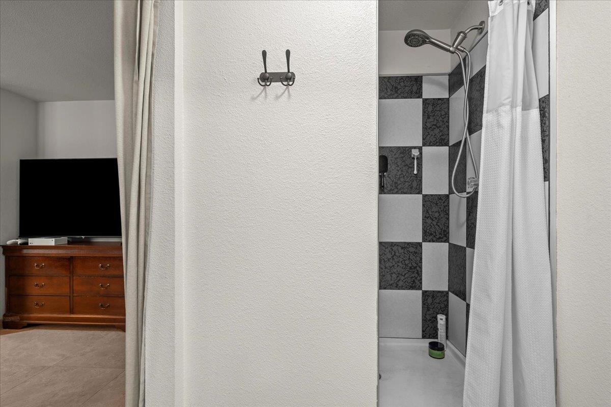 4616 Freelove Road Oakdale, CA 95361 - Photo 49 of 86 a view of hallway with walk in closet and bathroom