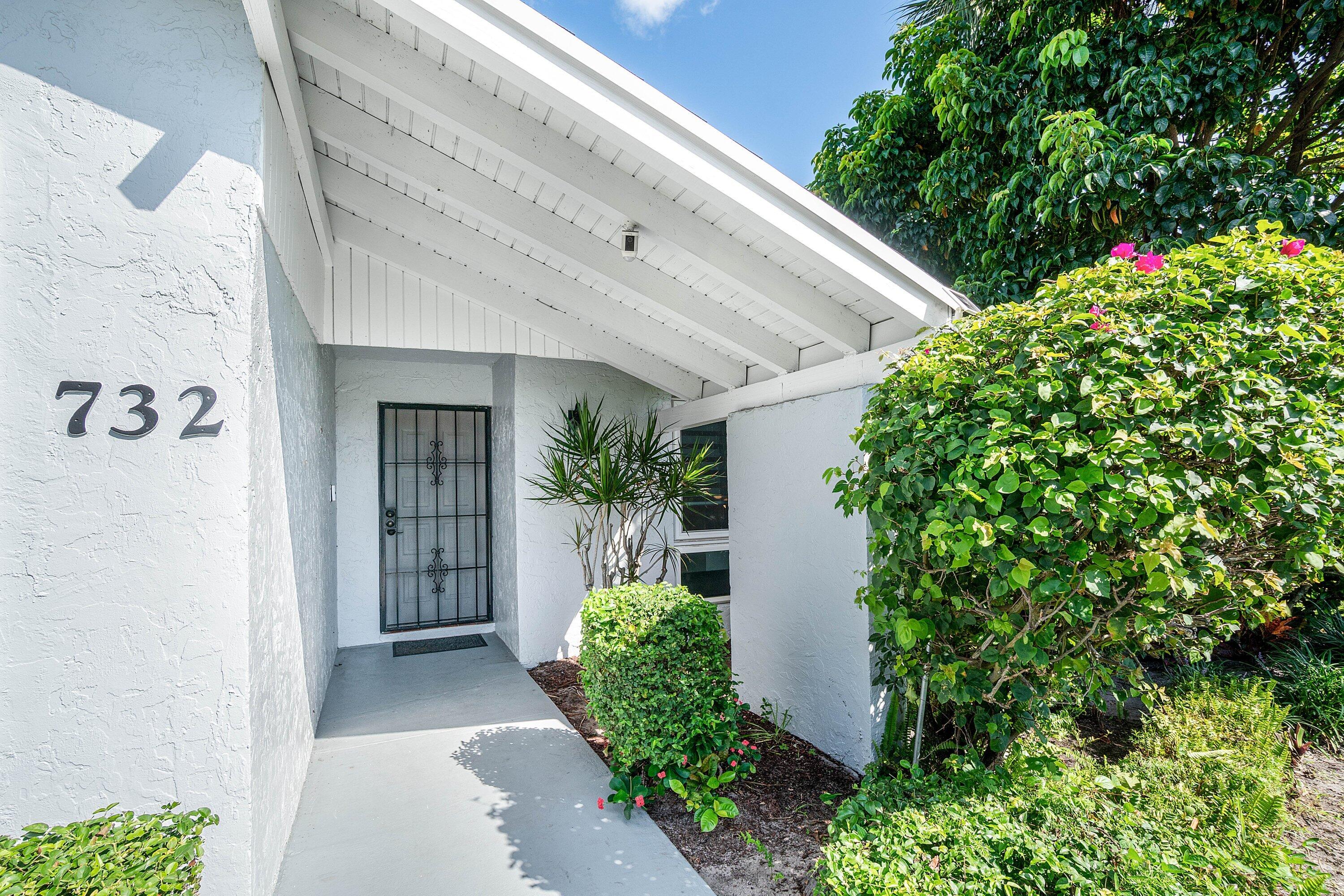 732 Lago Road Delray Beach, FL 33445 - Photo 2 of 42 Private Entry