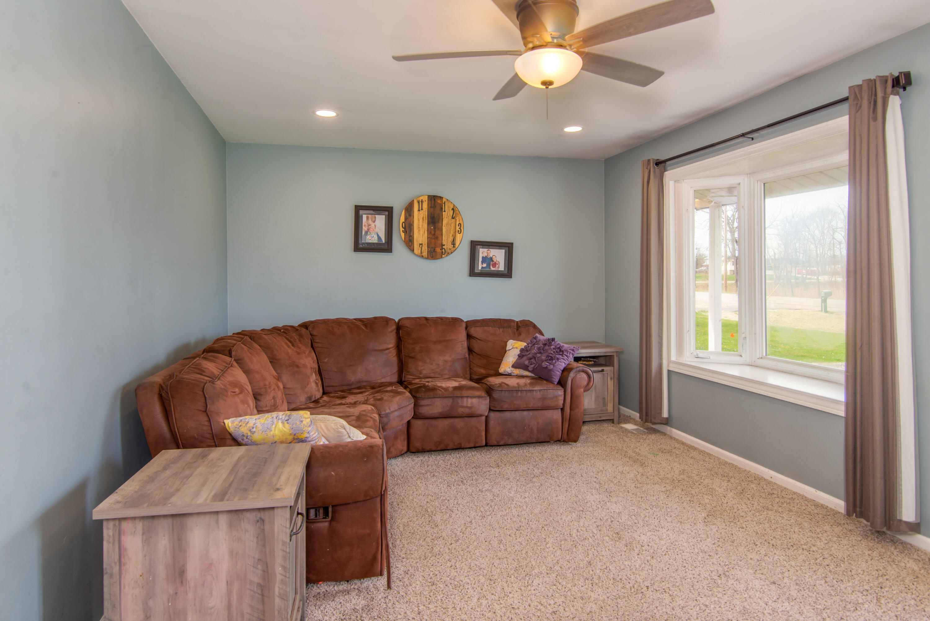 2381 West Thompson Road Fenton, MI 48430 - Photo 3 of 33 DSC_8729enf