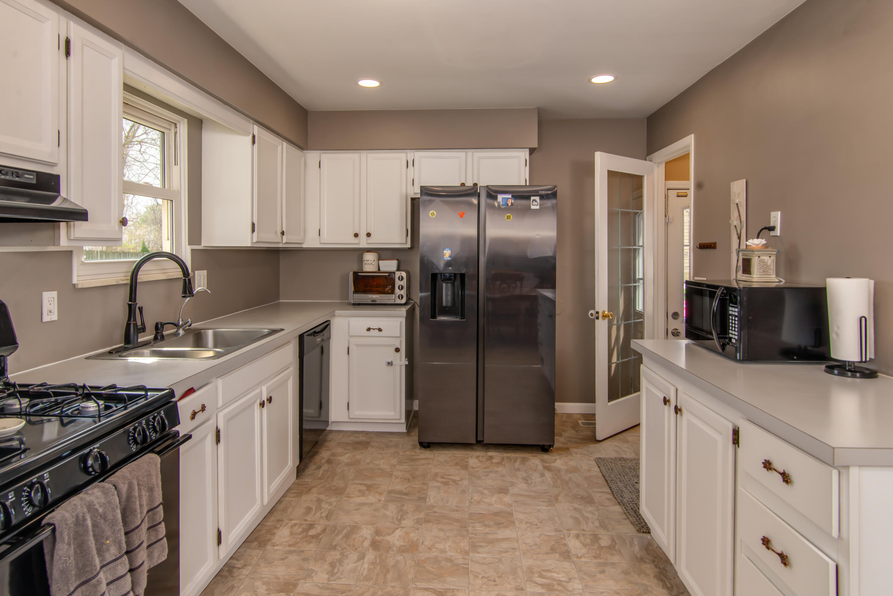 2381 West Thompson Road Fenton, MI 48430 - Photo 7 of 33 DSC_8745enf