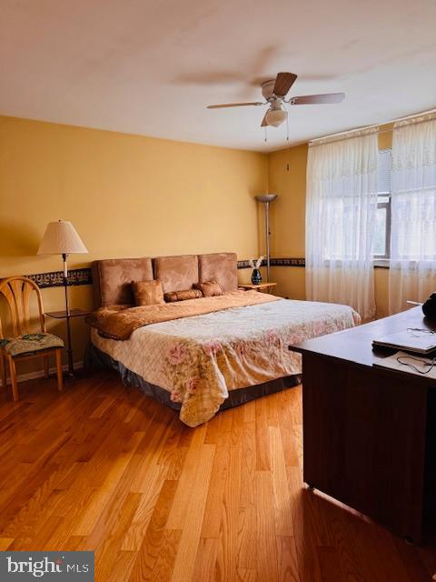 632 Longfellow Court Warminster, PA 18974 - Photo 14 of 30 a bedroom with a bed and a table