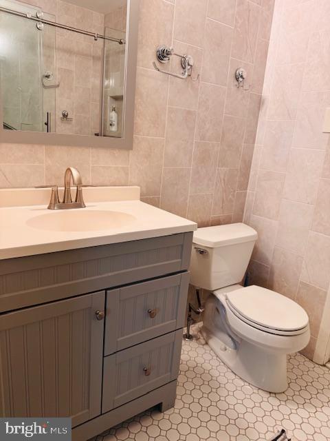 632 Longfellow Court Warminster, PA 18974 - Photo 25 of 30 a bathroom with a sink a toilet and a mirror