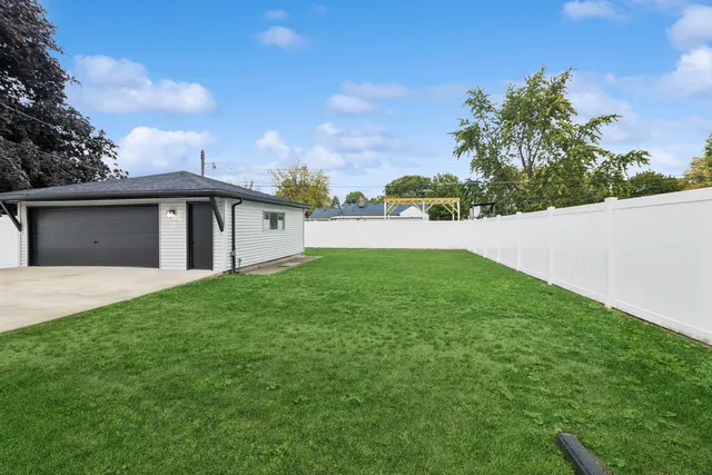 a view of yard with green space