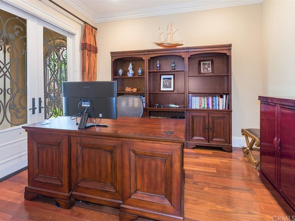 26 Tideline Bluff Newport Coast, CA 92657 - Photo 28 of 31 a living room with furniture and wooden floor
