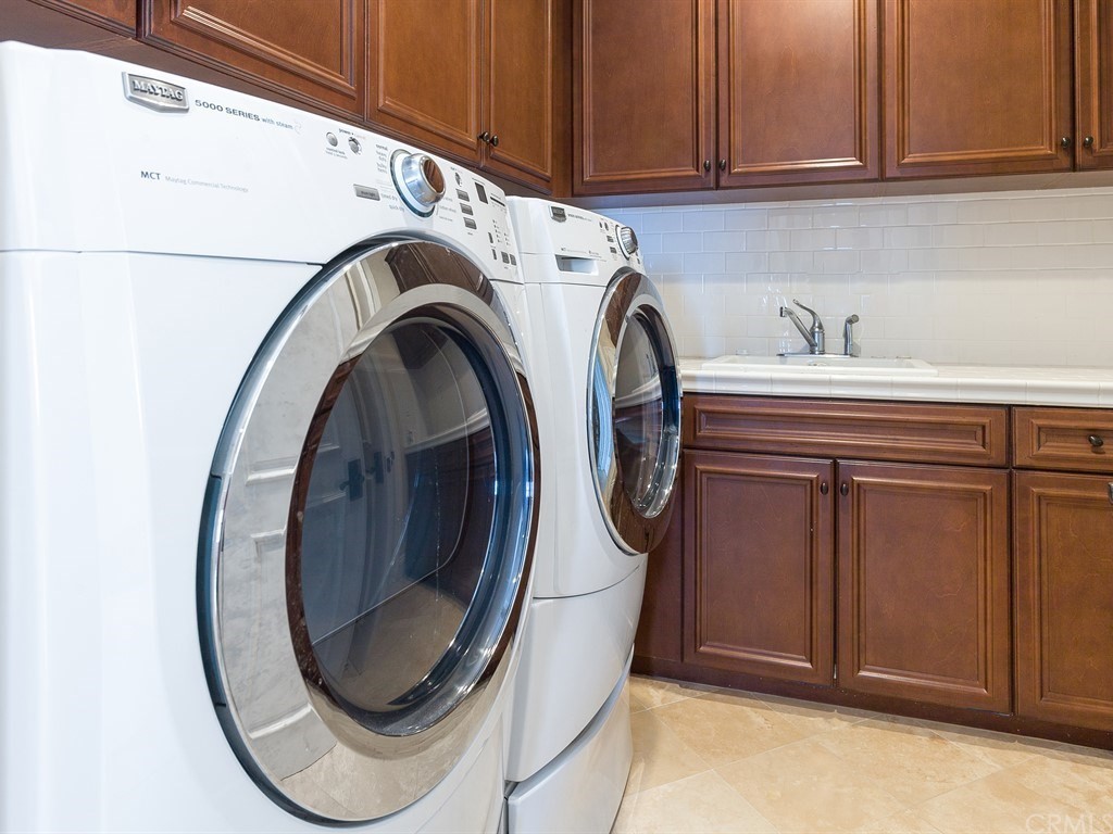 26 Tideline Bluff Newport Coast, CA 92657 - Photo 29 of 31 a utility room with dryer and washer