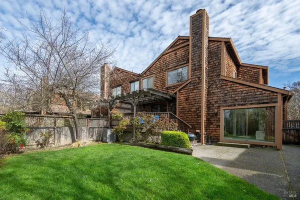 $575,000 | 9231 Lakewood Drive, Windsor, CA 95492