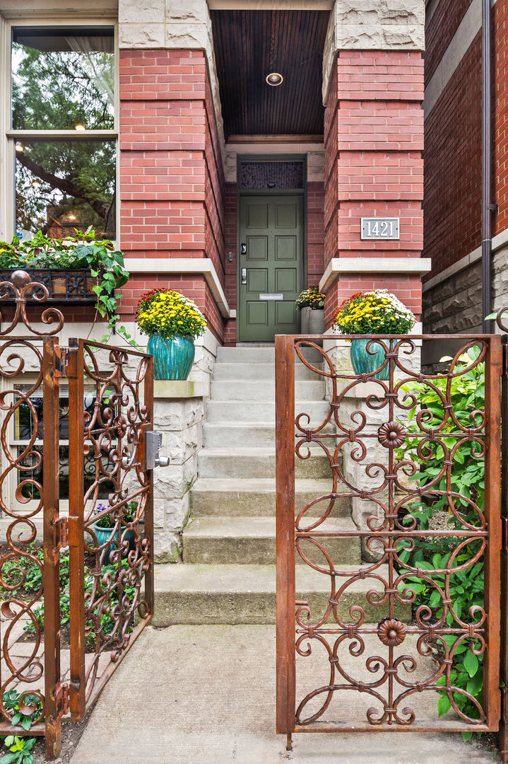 1421 West Lexington Street Chicago, IL 60607 - Photo 2 of 48 a front view of a building with potted plants