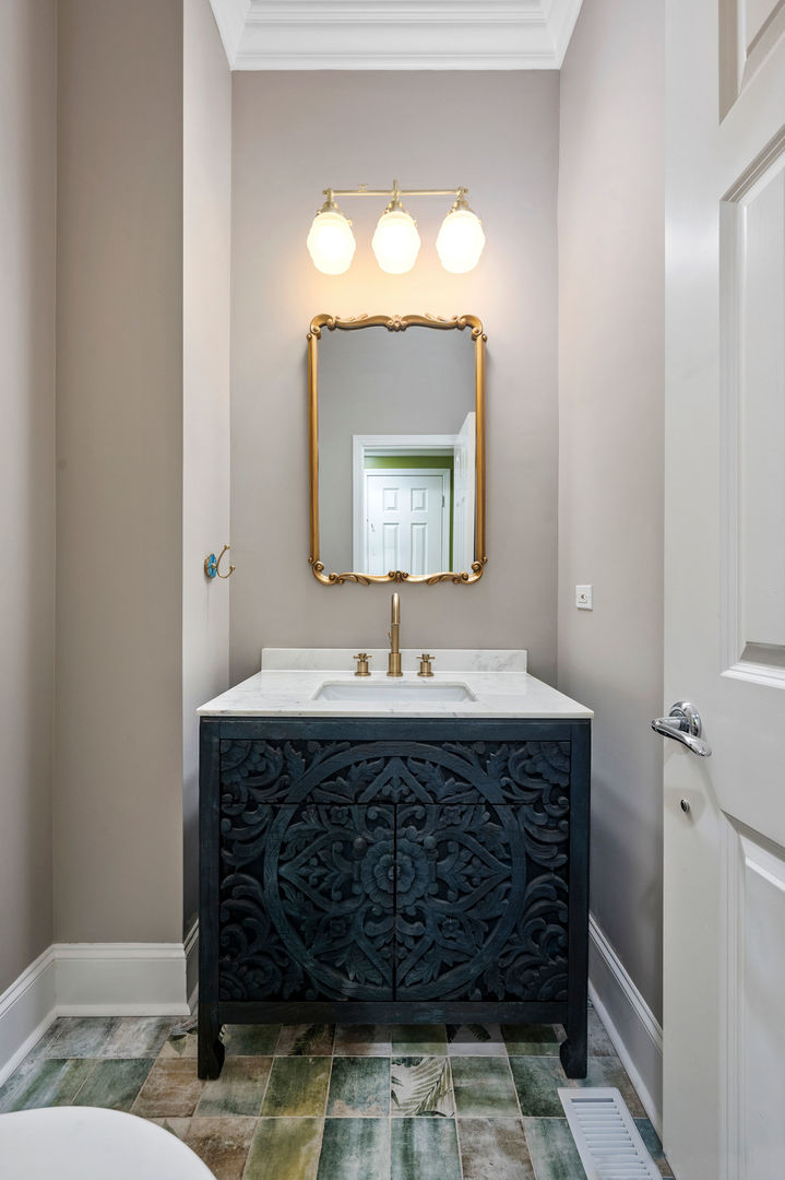 1421 West Lexington Street Chicago, IL 60607 - Photo 15 of 48 a bathroom with a sink and a mirror