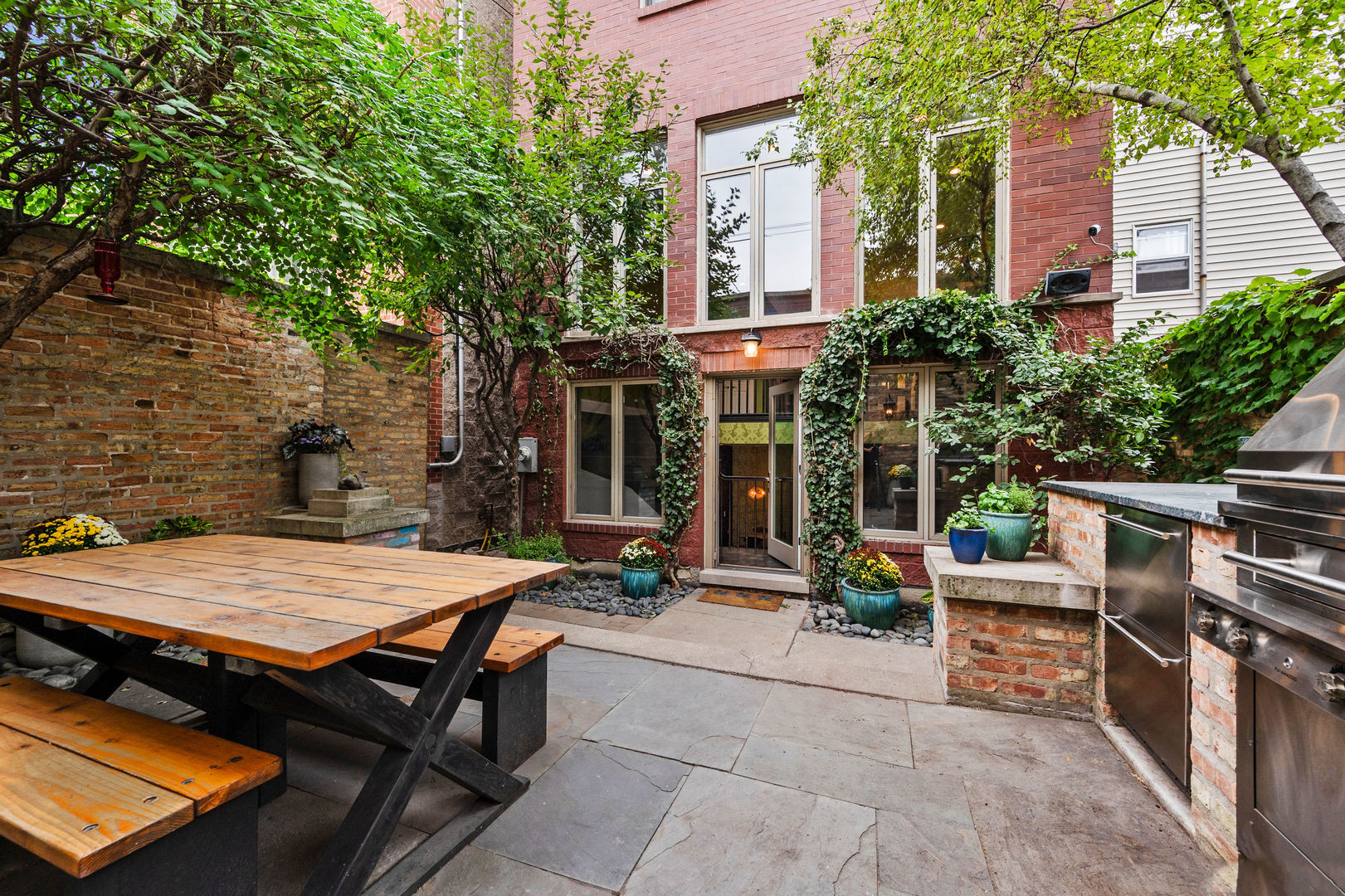 1421 West Lexington Street Chicago, IL 60607 - Photo 42 of 48 a view of a patio with a table and chairs under an umbrella