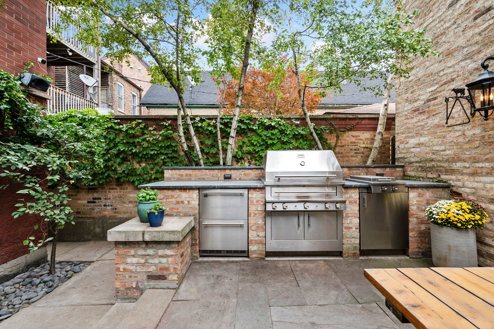 1421 West Lexington Street Chicago, IL 60607 - Photo 44 of 48 a white building with a outdoor space